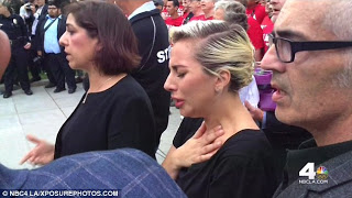 ΞΕΣΠΑΣΕ σε κλάματα η Lady Gaga για τα θύματα του τρομοκρατικού χτυπήματος στο Ορλάντο [photos] - Φωτογραφία 1