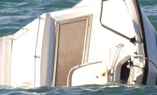 Σκάφος αναψυχής προσέκρουσε στα βράχια της Βάρκιζας - Φωτογραφία 1