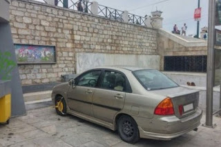 Επικό παρκάρισμα: Το άφησε πάνω στην πλατεία Συντάγματος - Φωτογραφία 1