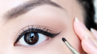 Τα 4 βήματα για τέλεια γραμμή eyeliner - Φωτογραφία 1