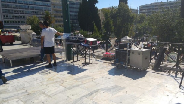 Ξεκινάει η διαδήλωση «Παραιτηθείτε» - Γέμισε καντίνες η πλατεία Συντάγματος [photo] - Φωτογραφία 13