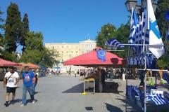 Ξεκινάει η διαδήλωση «Παραιτηθείτε» - Γέμισε καντίνες η πλατεία Συντάγματος [photo]