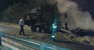 ΣΟΚ στα Τρίκαλα: Νταλίκα πήρε φωτιά εν κινήσει και... [photos] - Φωτογραφία 1