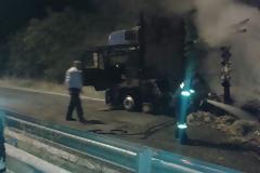 ΣΟΚ στα Τρίκαλα: Νταλίκα πήρε φωτιά εν κινήσει και... [photos]