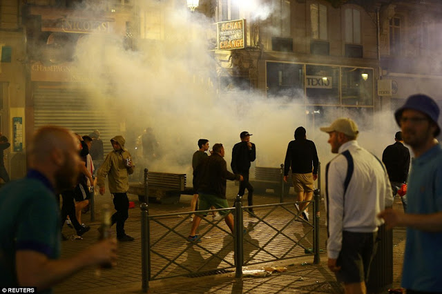 Εικόνες ντροπής στην Lille της Γαλλίας: Μάχη μεταξύ Άγγλων και Ρώσων οπαδών! [photos] - Φωτογραφία 2