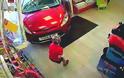 Απίστευτο βίντεο: Μεθυσμένη γιαγιά μπαίνει με το αμάξι στο μαγαζί και... [video]