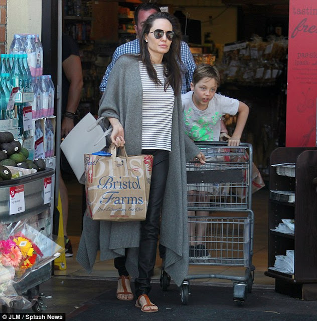 Ποιος βοηθάει την Angelina Jolie με τα ψώνια; [photos] - Φωτογραφία 3