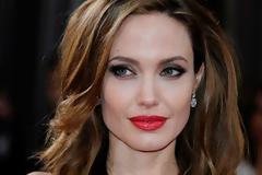 Ποιος βοηθάει την Angelina Jolie με τα ψώνια; [photos]