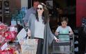 Ποιος βοηθάει την Angelina Jolie με τα ψώνια; [photos] - Φωτογραφία 2