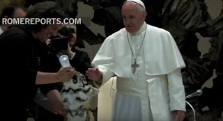 Απίστευτο βίντεο: Ο Πάπας πήγε να ταΐσει τίγρη και... [video] - Φωτογραφία 1