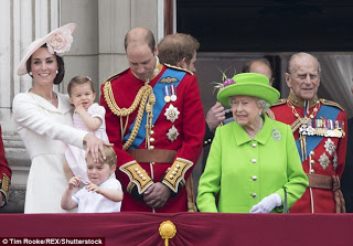 Η ΑΠΙΣΤΕΥΤΗ ΣΤΙΓΜΗ που η Βασίλισσα σκουντάει τον William για να... [video] - Φωτογραφία 1
