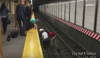 Υπάρχουν άνθρωποι τελικά: Έπεσε στις γραμμές του υπόγειου σιδηρόδρομου και... [video] - Φωτογραφία 1