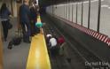 Υπάρχουν άνθρωποι τελικά: Έπεσε στις γραμμές του υπόγειου σιδηρόδρομου και... [video]