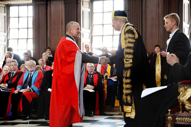 Ο Jonathan Ive έλαβε το διδακτορικό του στο διάσημο βρετανικό πανεπιστήμιο - Φωτογραφία 1