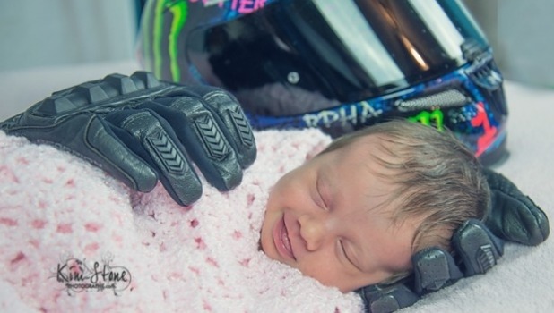 ΑΝΑΤΡΙΧΙΛΑ: Νεογέννητο κοιμάται αναπαυτικά στα γάντια του νεκρού μοτοσικλετιστή πατερά του [photo] - Φωτογραφία 2