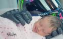 ΑΝΑΤΡΙΧΙΛΑ: Νεογέννητο κοιμάται αναπαυτικά στα γάντια του νεκρού μοτοσικλετιστή πατερά του [photo]