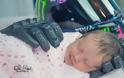 ΑΝΑΤΡΙΧΙΛΑ: Νεογέννητο κοιμάται αναπαυτικά στα γάντια του νεκρού μοτοσικλετιστή πατερά του [photo] - Φωτογραφία 2