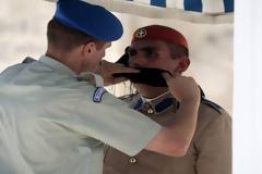 Στο καθήκον: Οι φωτογραφίες με τον Εύζωνα σήμερα στην αποπνικτική Αθήνα λόγω καύσωνα