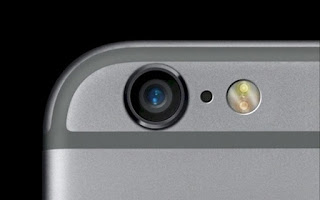 Σε τι χρησιμεύει η πολύ μικρή τρύπα δίπλα στην κάμερα του iPhone - Φωτογραφία 1