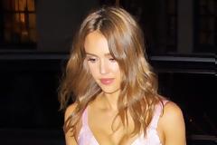 Jessica Alba: H girly εμφάνιση της σε βραδινή έξοδο με τις φίλες της [photos]