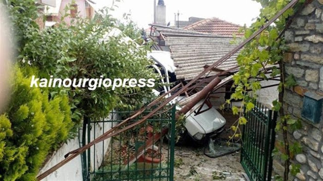 Δυτ. Ελλάδα: Αυτοκίνητο «προσγειώθηκε» σε αυλή σπιτιού - Φωτογραφία 2