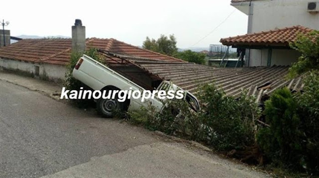Δυτ. Ελλάδα: Αυτοκίνητο «προσγειώθηκε» σε αυλή σπιτιού - Φωτογραφία 3
