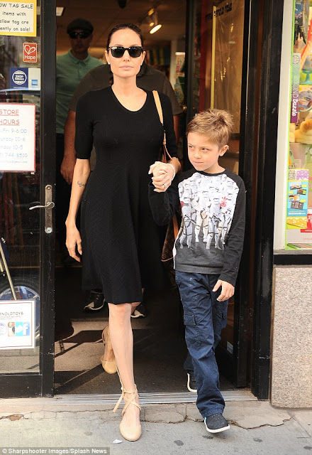 Η ΣΟΚΑΡΙΣΤΙΚΗ ΕΙΚΟΝΑ της Angelina Jolie στα ψώνια με τον γιο της [photos] - Φωτογραφία 3