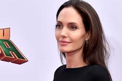 Η ΣΟΚΑΡΙΣΤΙΚΗ ΕΙΚΟΝΑ της Angelina Jolie στα ψώνια με τον γιο της [photos]