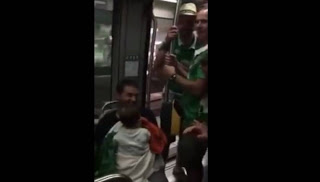 Τρελό γέλιο! Ιρλανδοί οπαδοί νανουρίζουν μωρό μέσα στο τρένο! [video] - Φωτογραφία 1