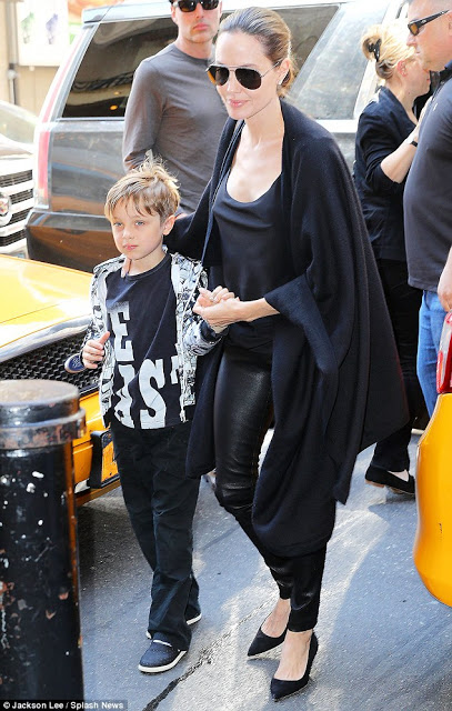 Η Angelina Jolie πήγε τον γιο της να δει μιούζικαλ! [photos] - Φωτογραφία 2