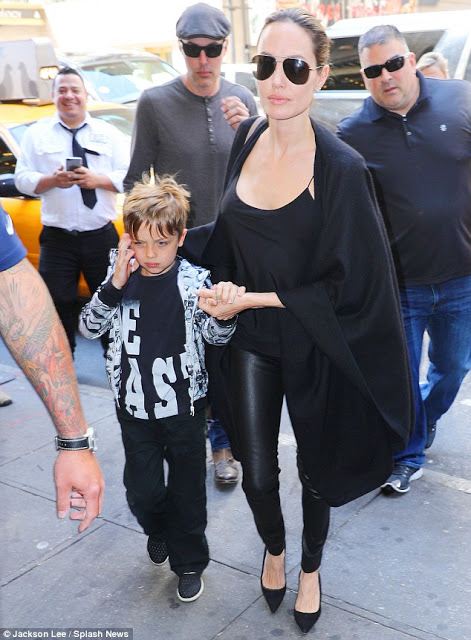 Η Angelina Jolie πήγε τον γιο της να δει μιούζικαλ! [photos] - Φωτογραφία 3