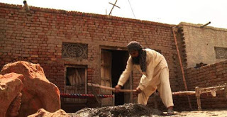 Πακιστανοί Μουσουλμάνοι χτίζουν εκκλησία για τους Χριστιανούς γείτονές τους - Φωτογραφία 1