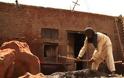 Πακιστανοί Μουσουλμάνοι χτίζουν εκκλησία για τους Χριστιανούς γείτονές τους