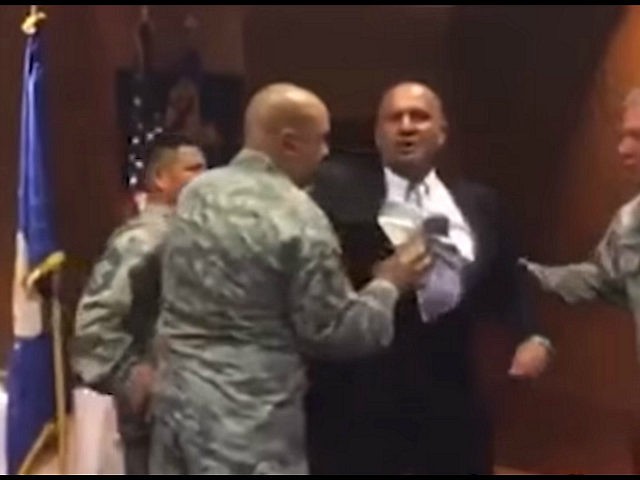 Βετεράνος της Πολεμικής Αεροπορίας των ΗΠΑ απομακρύνεται βίαια από εκδήλωση επειδή ανέφερε τον Θεό - Φωτογραφία 2