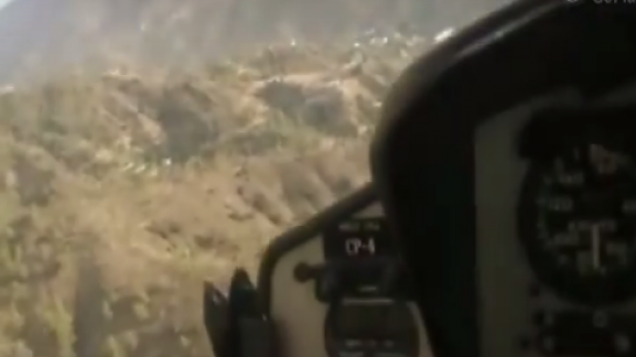 Συγκλονιστικό βίντεο μέσα από το πιλοτήριο πυροσβεστικού ελικοπτέρου στις φονικές πυρκαγιές της Κύπρου (VIDEO) - Φωτογραφία 1