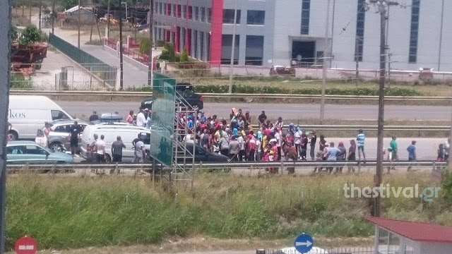 Οι πρόσφυγες έκλεισαν πάλι την Εθνική Οδό Θεσσαλονίκης -bΑθηνών - Στη Σίνδο - Φωτογραφία 2