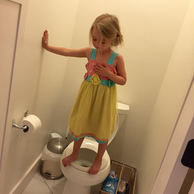 ΣΟΚΑΡΙΣΤΙΚΟΣ ο λόγος που έγινε viral η φωτογραφία ενός μικρού κοριτσιού στην τουαλέτα... [photos] - Φωτογραφία 2
