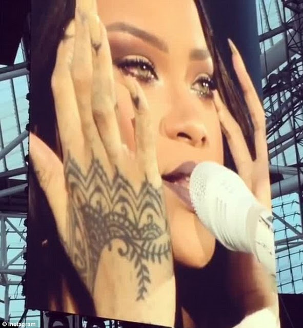 Η Rihanna ΞΕΣΠΑΣΕ σε κλάματα σε συναυλία της. Τι συνέβη; [photo] - Φωτογραφία 2