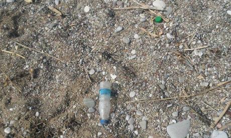 Ρίο: Ούτε ένα καλαθάκι στην παραλία - Σκουπίδια πλάι στο κύμα - Φωτογραφία 4