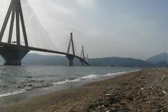 Ρίο: Ούτε ένα καλαθάκι στην παραλία - Σκουπίδια πλάι στο κύμα