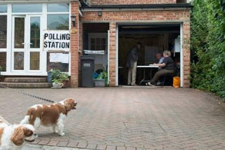Είναι τρελοί οι Βρετανοί: Ψηφίζουν όπου βρουν - Εκλογικά κέντρα σε γκαράζ, νεκροταφεία, σπίτια και... [photos] - Φωτογραφία 1