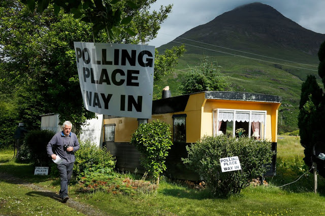 Είναι τρελοί οι Βρετανοί: Ψηφίζουν όπου βρουν - Εκλογικά κέντρα σε γκαράζ, νεκροταφεία, σπίτια και... [photos] - Φωτογραφία 2