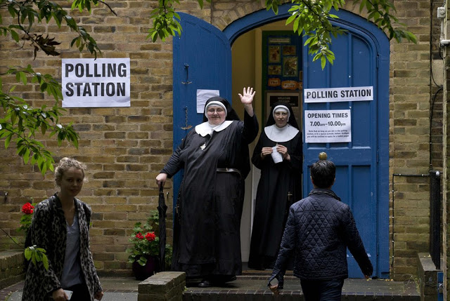 Είναι τρελοί οι Βρετανοί: Ψηφίζουν όπου βρουν - Εκλογικά κέντρα σε γκαράζ, νεκροταφεία, σπίτια και... [photos] - Φωτογραφία 4