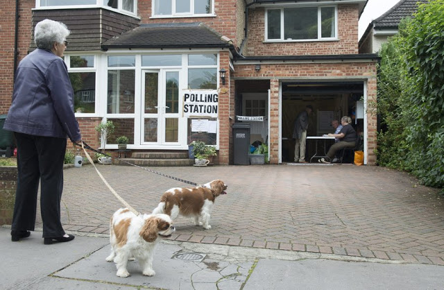Είναι τρελοί οι Βρετανοί: Ψηφίζουν όπου βρουν - Εκλογικά κέντρα σε γκαράζ, νεκροταφεία, σπίτια και... [photos] - Φωτογραφία 5