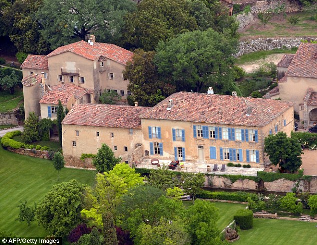 Η Angelina Jolie ξεπουλάει την περιουσία τους. Τι συμβαίνει με το ζευγάρι; - Φωτογραφία 2