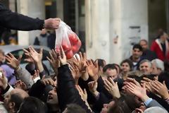 ΤΟ 35,7% ΤΩΝ ΕΛΛΗΝΩΝ ΜΠΡΟΣΤΑ ΣΤΟΝ ΚΙΝΔΥΝΟ ΦΤΩΧΙΑΣ