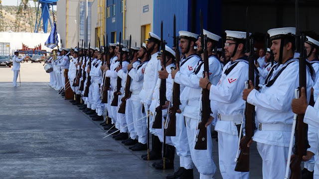 Η πολιτική και στρατιωτική ηγεσία του ΥΠΕΘΑ στην τελετή ύψωσης Σημαίας και ονοματοδοσίας των υποβρυχίων «ΜΑΤΡΩΖΟΣ» και «ΚΑΤΣΩΝΗΣ» - Φωτογραφία 8