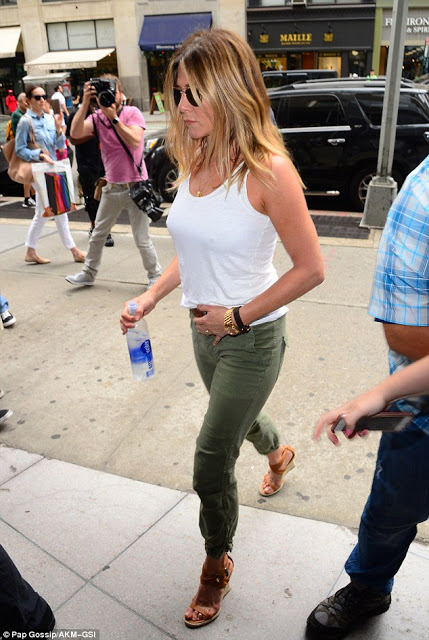 Η φωτογραφία της Jennifer Aniston που φουντώνει τις φήμες για εγκυμοσύνη! [photo] - Φωτογραφία 2