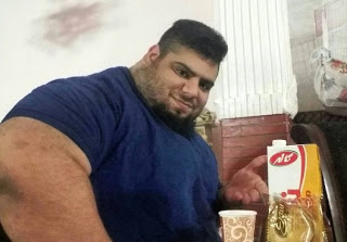 Ιδού ο αληθινός «Χαλκ». Ο 24χρονος Ιρανός που σηκώνει 175 κιλά σαν πούπουλο και έχει «γκρεμίσει» το Instagram [photos+video] - Φωτογραφία 1