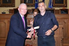 ΒΡΑΒΕΥΣΗ ΣΤΟΝ ΜΑΡΙΝΑΚΗ ΓΙΑ ΤΗΝ ΠΡΟΣΦΟΡΑ ΤΟΥ ΣΤΟΥΣ ΠΡΟΣΦΥΓΕΣ! (PHOTOS)